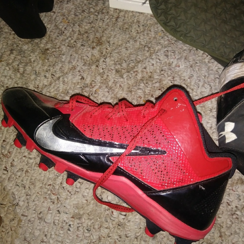 Nike size 8 football cleat
